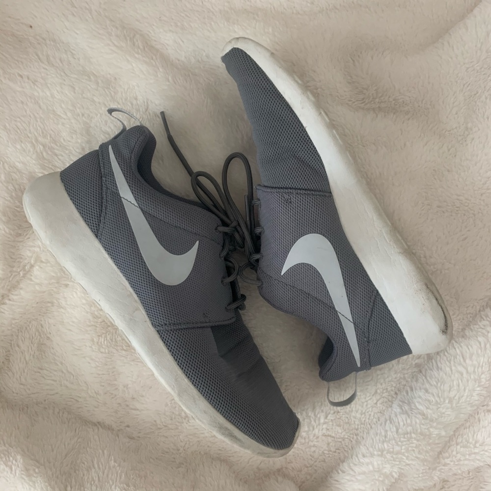Nike Roshe Run tennis shoes